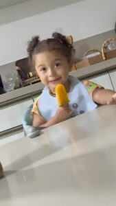 Léo Santana Instagram - No papo de hoje a principal pauta foi os preparativos pro #LilicaFest com atrações ja confirmadas: tia Veveta @ivetesangalo e Esquiletes 😂😂😂😂😂😂 Glória Deus pela tua inteligência minha filha #Liz 🙏🏿🥹🥰