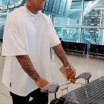 Léo Santana Instagram - Finalizando a #EuroTourDoGG com um final de semana mais que incrível em Zurique/Suiça e Londres/Inglaterra 🫶🏿😎 Ainda extasiado com tamanho carinho, feliz, orgulhoso e #grato a Deus por, através da nossa música, viajar pelo mundo! Foi lindo… BRASIL, tô voltando pra uma maratona de shows! #LetsGo ✅🇧🇷 📸: @heberb4rros