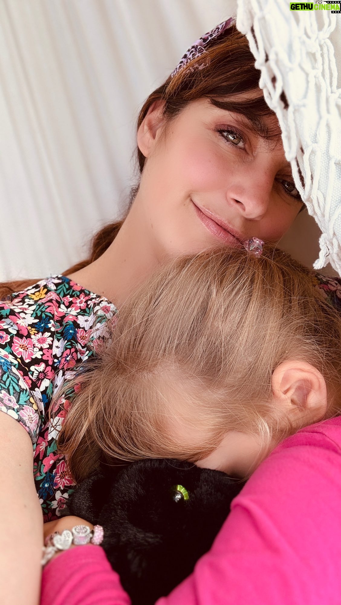 Laëtitia Milot Instagram - Je souhaite une #bonnefete aux mamans et futures mamans ! En particulier à ma #maman que j’aime tellement, je mesure la chance de l’avoir à mes côtés. Je pense fort à celles qui souhaitent devenir mamans, à celles qui n’ont pas pu l’être et à celles parties trop tôt. 🩷