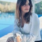 Laëtitia Milot Instagram – ✨ CONCOURS TERMINÉ ✨
1 nuit pour 2 personnes au Château de Berne (Hôtel 5⭐️, Relais & Châteaux), avec petits-déjeuners et accès au spa, c’est le dernier lot que j’ai le plaisir de faire gagner à l’un d’entre vous ! J’adore y aller pour me ressourcer.

Pour participer :
🎄 Être abonné à @laetitiamilotofficiel et au @chateaudeberne
🎄 Mentionner des amis qui aiment la vie de château

Bravo à @yaelleazoulay ! 😊🎁

#noel #chateaudeberne #relaischateaux #provence