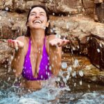 Laëtitia Milot Instagram - La petite virée de lundi dernier était… dans les calanques, où je me suis régalée avec ma chérie ! ❤️ 📷 1/ Moment de complicité mère-fille ! Photo prise par un gentil nageur. 🙏 📷 2,3,4,5/ Direction artistique et photos by Lyana ! 😂💦 #cassis #calanques #baignade