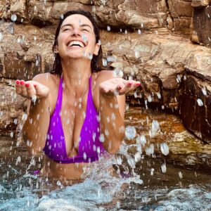 Laëtitia Milot Instagram - La petite virée de lundi dernier était… dans les calanques, où je me suis régalée avec ma chérie ! ❤️

📷 1/ Moment de complicité mère-fille ! Photo prise par un gentil nageur. 🙏
📷 2,3,4,5/ Direction artistique et photos by Lyana ! 😂💦

#cassis #calanques #baignade