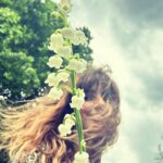 Laëtitia Milot Instagram – Bon brin de muguet à vous tous ❤️#muguet #1mai #printemps