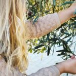 Laëtitia Milot Instagram – Symbole de longévité et de force, Badri m’a offert ce sublime olivier lorsque nous nous sommes mariés, il y a déjà 16 ans. Quelle joie de voir pousser cet arbre au fil des années, de pouvoir cueillir de délicieuses olives en famille et de parfumer nos plats ! 🫒😋

#olivier #olives #olivesmacérées  #huiledolive