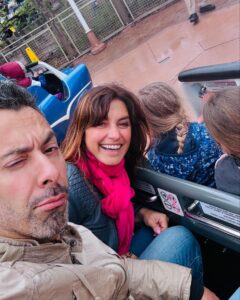 Laëtitia Milot Instagram - Joyeux anniversaire à notre chérie d’amour Lyana, 6 ans déjà pour notre petite fille, euh notre grande fille ! 💕🤗🩷💖 Un moment magique et féerique passé en famille à @disneylandparis… Lyana et sa cousine étaient aux anges et nous aussi ! 😂 La cerise sur le gâteau était le spectacle « Symphonie des couleurs » ! 💙💚❤️💛 #anniversaire #disneylandparis #6ans