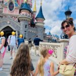 Laëtitia Milot Instagram – Joyeux anniversaire à notre chérie d’amour Lyana, 6 ans déjà pour notre petite fille, euh notre grande fille ! 💕🤗🩷💖
Un moment magique et féerique passé en famille à @disneylandparis… Lyana et sa cousine étaient aux anges et nous aussi ! 😂 La cerise sur le gâteau était le spectacle « Symphonie des couleurs » ! 💙💚❤️💛

#anniversaire #disneylandparis #6ans