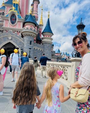 Laëtitia Milot Instagram - Joyeux anniversaire à notre chérie d’amour Lyana, 6 ans déjà pour notre petite fille, euh notre grande fille ! 💕🤗🩷💖
Un moment magique et féerique passé en famille à @disneylandparis… Lyana et sa cousine étaient aux anges et nous aussi ! 😂 La cerise sur le gâteau était le spectacle « Symphonie des couleurs » ! 💙💚❤️💛

#anniversaire #disneylandparis #6ans