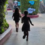 Laëtitia Milot Instagram - Joyeux anniversaire à notre chérie d’amour Lyana, 6 ans déjà pour notre petite fille, euh notre grande fille ! 💕🤗🩷💖 Un moment magique et féerique passé en famille à @disneylandparis… Lyana et sa cousine étaient aux anges et nous aussi ! 😂 La cerise sur le gâteau était le spectacle « Symphonie des couleurs » ! 💙💚❤️💛 #anniversaire #disneylandparis #6ans
