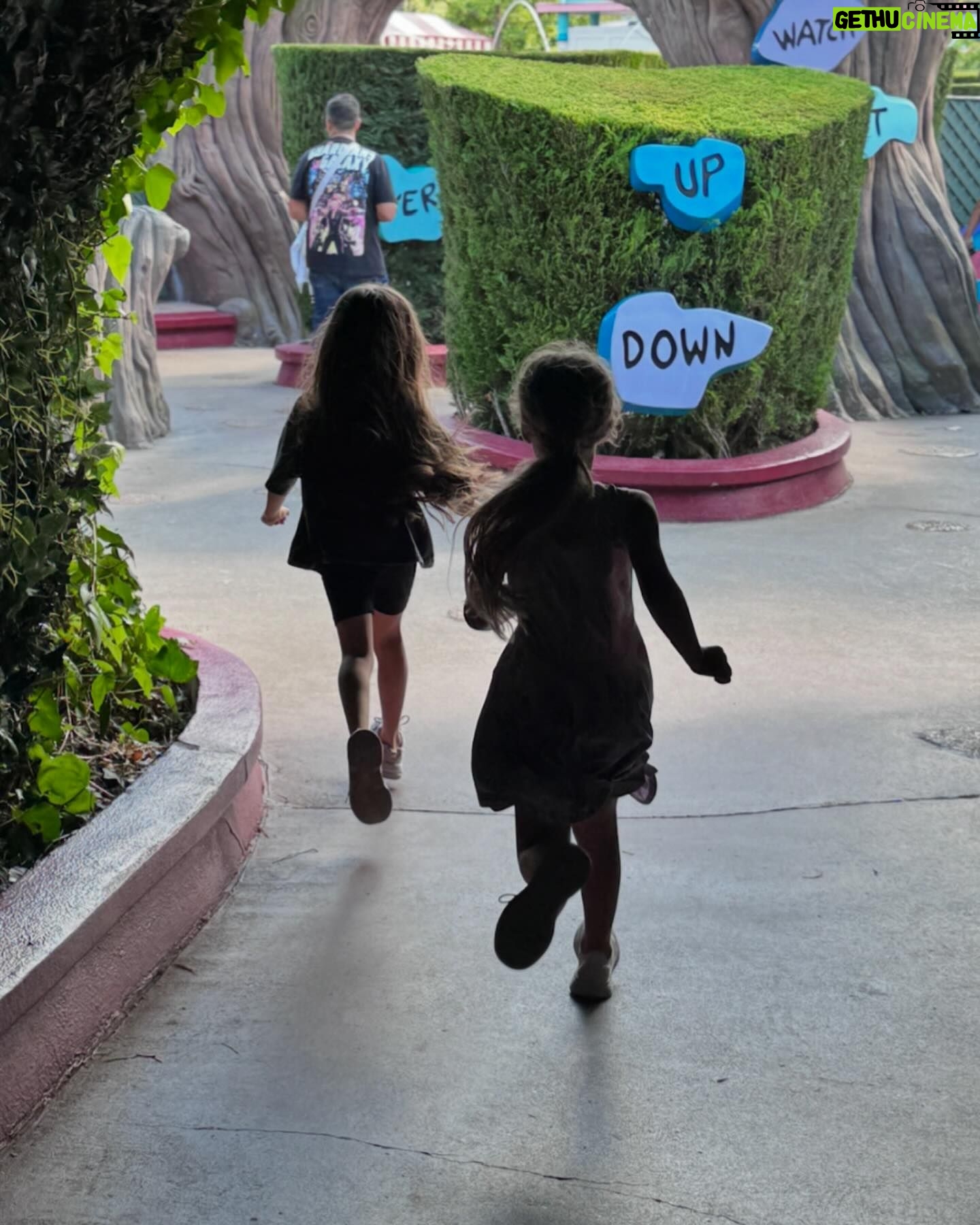 Laëtitia Milot - 11.3K Likes - Joyeux anniversaire à notre chérie d’amour Lyana, 6 ans déjà pour notre petite fille, euh notre grande fille ! 💕🤗🩷💖
Un moment magique et féerique passé en famille à @disneylandparis… Lyana et sa cousine étaient aux anges et nous aussi ! 😂 La cerise sur le gâteau était le spectacle « Symphonie des couleurs » ! 💙💚❤️💛
#anniversaire #disneylandparis #6ans