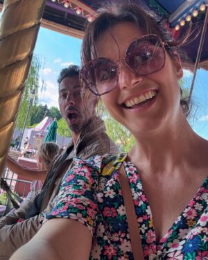 Laëtitia Milot Instagram - Joyeux anniversaire à notre chérie d’amour Lyana, 6 ans déjà pour notre petite fille, euh notre grande fille ! 💕🤗🩷💖
Un moment magique et féerique passé en famille à @disneylandparis… Lyana et sa cousine étaient aux anges et nous aussi ! 😂 La cerise sur le gâteau était le spectacle « Symphonie des couleurs » ! 💙💚❤️💛

#anniversaire #disneylandparis #6ans