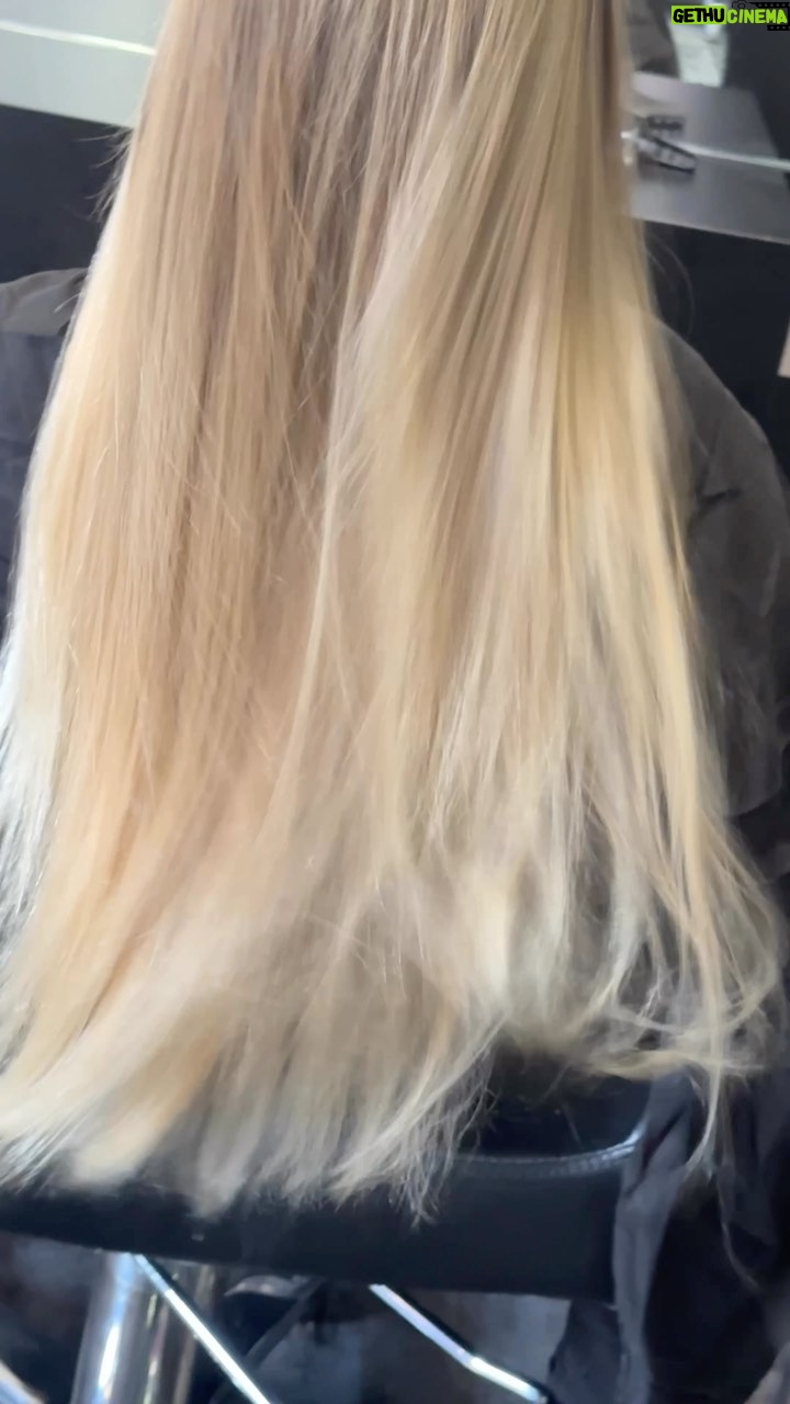 Laëtitia Milot - 12.1K Likes - Telle mère, telle fille ! Lyana est allée chez le coiffeur… Une première ! 💆♀️💇♀️ D’après-vous, qui lui coupait les cheveux avant ? 🤣❤️❤️