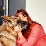 Laëtitia Milot Instagram – Des moments de douceur ❤️. Le saviez-vous? En plus d’être le meilleur ami de l’homme, caresser un chien ou un chat permet de diminuer le niveau de de cortisol, l’hormone du stress ❤️#chien #chat #bienfaits #dog #cat