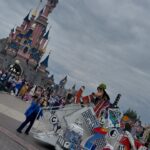 Laëtitia Milot Instagram - Joyeux anniversaire à notre chérie d’amour Lyana, 6 ans déjà pour notre petite fille, euh notre grande fille ! 💕🤗🩷💖 Un moment magique et féerique passé en famille à @disneylandparis… Lyana et sa cousine étaient aux anges et nous aussi ! 😂 La cerise sur le gâteau était le spectacle « Symphonie des couleurs » ! 💙💚❤️💛 #anniversaire #disneylandparis #6ans