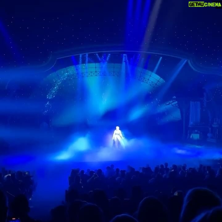 Laëtitia Milot - 11.3K Likes - Joyeux anniversaire à notre chérie d’amour Lyana, 6 ans déjà pour notre petite fille, euh notre grande fille ! 💕🤗🩷💖
Un moment magique et féerique passé en famille à @disneylandparis… Lyana et sa cousine étaient aux anges et nous aussi ! 😂 La cerise sur le gâteau était le spectacle « Symphonie des couleurs » ! 💙💚❤️💛
#anniversaire #disneylandparis #6ans