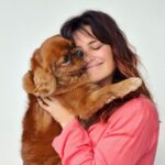 Laëtitia Milot Instagram – Des moments de douceur ❤️. Le saviez-vous? En plus d’être le meilleur ami de l’homme, caresser un chien ou un chat permet de diminuer le niveau de de cortisol, l’hormone du stress ❤️#chien #chat #bienfaits #dog #cat