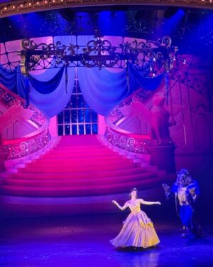 Laëtitia Milot Instagram - Joyeux anniversaire à notre chérie d’amour Lyana, 6 ans déjà pour notre petite fille, euh notre grande fille ! 💕🤗🩷💖
Un moment magique et féerique passé en famille à @disneylandparis… Lyana et sa cousine étaient aux anges et nous aussi ! 😂 La cerise sur le gâteau était le spectacle « Symphonie des couleurs » ! 💙💚❤️💛

#anniversaire #disneylandparis #6ans
