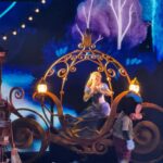 Laëtitia Milot Instagram - Joyeux anniversaire à notre chérie d’amour Lyana, 6 ans déjà pour notre petite fille, euh notre grande fille ! 💕🤗🩷💖 Un moment magique et féerique passé en famille à @disneylandparis… Lyana et sa cousine étaient aux anges et nous aussi ! 😂 La cerise sur le gâteau était le spectacle « Symphonie des couleurs » ! 💙💚❤️💛 #anniversaire #disneylandparis #6ans