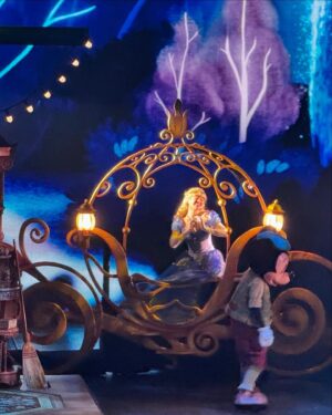 Laëtitia Milot Instagram - Joyeux anniversaire à notre chérie d’amour Lyana, 6 ans déjà pour notre petite fille, euh notre grande fille ! 💕🤗🩷💖
Un moment magique et féerique passé en famille à @disneylandparis… Lyana et sa cousine étaient aux anges et nous aussi ! 😂 La cerise sur le gâteau était le spectacle « Symphonie des couleurs » ! 💙💚❤️💛

#anniversaire #disneylandparis #6ans
