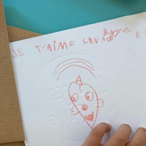 Laëtitia Milot Instagram - Lyana est très fière du dessin qu’elle a fait à sa cousine 😍😍😍#mignonnerie