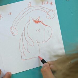 Laëtitia Milot Instagram - Lyana est très fière du dessin qu’elle a fait à sa cousine 😍😍😍#mignonnerie