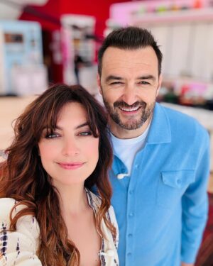 Laëtitia Milot Instagram - C’est parti pour une nouvelle aventure qui s’annonce délicieuse ! 😋😍 Les candidats sont attachants, doués, surprenants, bienveillants entre eux, drôles et motivés. 😎 L’équipe m’a accueilli telle une famille. 🤗😘 @lmp_m6 @m6officiel

#lmp #concours #tournage