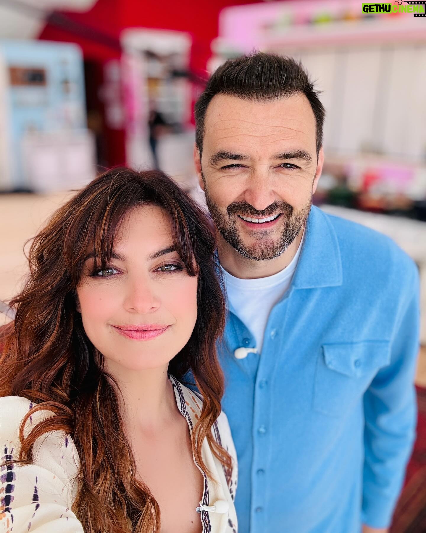 Laëtitia Milot - 3 Likes - C’est parti pour une nouvelle aventure qui s’annonce délicieuse ! 😋😍 Les candidats sont attachants, doués, surprenants, bienveillants entre eux, drôles et motivés. 😎 L’équipe m’a accueilli telle une famille. 🤗😘 @lmp_m6 @m6officiel
#lmp #concours #tournage