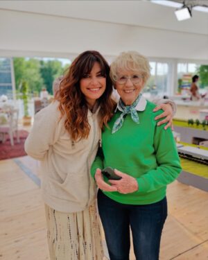 Laëtitia Milot Instagram - C’est parti pour une nouvelle aventure qui s’annonce délicieuse ! 😋😍 Les candidats sont attachants, doués, surprenants, bienveillants entre eux, drôles et motivés. 😎 L’équipe m’a accueilli telle une famille. 🤗😘 @lmp_m6 @m6officiel

#lmp #concours #tournage