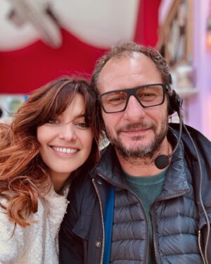 Laëtitia Milot Instagram - C’est parti pour une nouvelle aventure qui s’annonce délicieuse ! 😋😍 Les candidats sont attachants, doués, surprenants, bienveillants entre eux, drôles et motivés. 😎 L’équipe m’a accueilli telle une famille. 🤗😘 @lmp_m6 @m6officiel

#lmp #concours #tournage