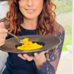 Laëtitia Milot Instagram – Si vous aimez le curry et la patate douce, cette recette est faite pour vous ! 😊

#currydepatatedouce #miam #recetterapide #bonappetit  2 patates douces 
2 oignons
2 c.s. d’huile de coco
1 c.c. de curcuma 
1 à 2 c.s. de curry en poudre 
1 c.s. de tandoori massala en poudre 
2 cm de gingembre frais
2 gousses d’ail 
1/2 citron vert 
10 brins de coriandre 
400g de crème de coco 
250g de tomates entières pelées