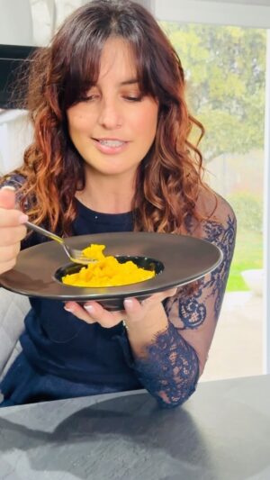 Laëtitia Milot Instagram - Si vous aimez le curry et la patate douce, cette recette est faite pour vous ! 😊

#currydepatatedouce #miam #recetterapide #bonappetit  2 patates douces 
2 oignons
2 c.s. d’huile de coco
1 c.c. de curcuma 
1 à 2 c.s. de curry en poudre 
1 c.s. de tandoori massala en poudre 
2 cm de gingembre frais
2 gousses d’ail 
1/2 citron vert 
10 brins de coriandre 
400g de crème de coco 
250g de tomates entières pelées