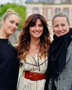 Laëtitia Milot Instagram - C’est parti pour une nouvelle aventure qui s’annonce délicieuse ! 😋😍 Les candidats sont attachants, doués, surprenants, bienveillants entre eux, drôles et motivés. 😎 L’équipe m’a accueilli telle une famille. 🤗😘 @lmp_m6 @m6officiel

#lmp #concours #tournage