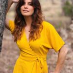 Laëtitia Milot Instagram - Je suis émue de vous présenter en cette Journée mondiale de l’endométriose, la robe de sensibilisation à l’endométriose que j’ai eu le plaisir de penser, qui sera disponible du 15 au 28 mai dans les boutiques et sur le site internet de @grain_de_malice, au sein de ma collection capsule « Laëtitia Milot x Grain de Malice » ! Je remercie du fond du coeur les équipes de Grain de Malice, d’avoir tout de suite accepté de proposer cette robe à la couleur de la lutte contre l’endométriose, en faveur de l’association @endofrance dont je suis la marraine. 💛🎗🔆 Vous pouvez remarquer que je l’ai portée pour la première fois lors du documentaire « Endométriose : le combat continue », diffusé il y a quelques jours à la télévision. Je suis si impatiente de lire vos retours, afin de savoir si la robe vous plaît ! 😘 #endométriose #sensibilisation #robe #jaune