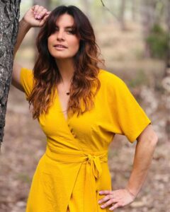 Laëtitia Milot Instagram - Je suis émue de vous présenter en cette Journée mondiale de l’endométriose, la robe de sensibilisation à l’endométriose que j’ai eu le plaisir de penser, qui sera disponible du 15 au 28 mai dans les boutiques et sur le site internet de @grain_de_malice, au sein de ma collection capsule « Laëtitia Milot x Grain de Malice » ! Je remercie du fond du coeur les équipes de Grain de Malice, d’avoir tout de suite accepté de proposer cette robe à la couleur de la lutte contre l’endométriose, en faveur de l’association @endofrance dont je suis la marraine. 💛🎗🔆 Vous pouvez remarquer que je l’ai portée pour la première fois lors du documentaire « Endométriose : le combat continue », diffusé il y a quelques jours à la télévision. Je suis si impatiente de lire vos retours, afin de savoir si la robe vous plaît ! 😘 #endométriose #sensibilisation #robe #jaune