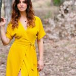 Laëtitia Milot Instagram - Je suis émue de vous présenter en cette Journée mondiale de l’endométriose, la robe de sensibilisation à l’endométriose que j’ai eu le plaisir de penser, qui sera disponible du 15 au 28 mai dans les boutiques et sur le site internet de @grain_de_malice, au sein de ma collection capsule « Laëtitia Milot x Grain de Malice » ! Je remercie du fond du coeur les équipes de Grain de Malice, d’avoir tout de suite accepté de proposer cette robe à la couleur de la lutte contre l’endométriose, en faveur de l’association @endofrance dont je suis la marraine. 💛🎗🔆 Vous pouvez remarquer que je l’ai portée pour la première fois lors du documentaire « Endométriose : le combat continue », diffusé il y a quelques jours à la télévision. Je suis si impatiente de lire vos retours, afin de savoir si la robe vous plaît ! 😘 #endométriose #sensibilisation #robe #jaune
