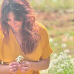 Laëtitia Milot Instagram - Je suis émue de vous présenter en cette Journée mondiale de l’endométriose, la robe de sensibilisation à l’endométriose que j’ai eu le plaisir de penser, qui sera disponible du 15 au 28 mai dans les boutiques et sur le site internet de @grain_de_malice, au sein de ma collection capsule « Laëtitia Milot x Grain de Malice » ! Je remercie du fond du coeur les équipes de Grain de Malice, d’avoir tout de suite accepté de proposer cette robe à la couleur de la lutte contre l’endométriose, en faveur de l’association @endofrance dont je suis la marraine. 💛🎗🔆 Vous pouvez remarquer que je l’ai portée pour la première fois lors du documentaire « Endométriose : le combat continue », diffusé il y a quelques jours à la télévision. Je suis si impatiente de lire vos retours, afin de savoir si la robe vous plaît ! 😘 #endométriose #sensibilisation #robe #jaune