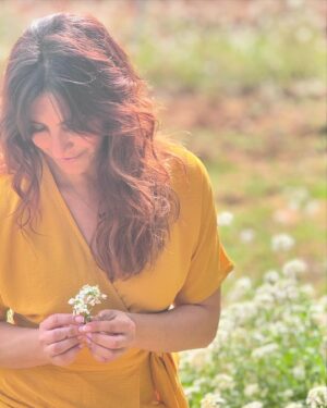 Laëtitia Milot Instagram - Je suis émue de vous présenter en cette Journée mondiale de l’endométriose, la robe de sensibilisation à l’endométriose que j’ai eu le plaisir de penser, qui sera disponible du 15 au 28 mai dans les boutiques et sur le site internet de @grain_de_malice, au sein de ma collection capsule « Laëtitia Milot x Grain de Malice » ! Je remercie du fond du coeur les équipes de Grain de Malice, d’avoir tout de suite accepté de proposer cette robe à la couleur de la lutte contre l’endométriose, en faveur de l’association @endofrance dont je suis la marraine. 💛🎗🔆
Vous pouvez remarquer que je l’ai portée pour la première fois lors du documentaire « Endométriose : le combat continue », diffusé il y a quelques jours à la télévision.
Je suis si impatiente de lire vos retours, afin de savoir si la robe vous plaît ! 😘

#endométriose #sensibilisation #robe #jaune