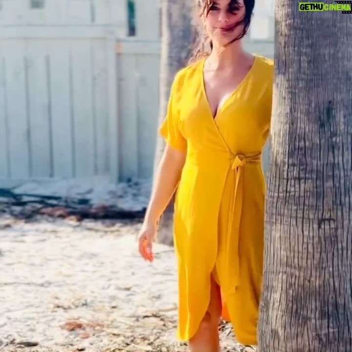 Laëtitia Milot - 16.5K Likes - Je suis émue de vous présenter en cette Journée mondiale de l’endométriose, la robe de sensibilisation à l’endométriose que j’ai eu le plaisir de penser, qui sera disponible du 15 au 28 mai dans les boutiques et sur le site internet de @grain_de_malice, au sein de ma collection capsule « Laëtitia Milot x Grain de Malice » ! Je remercie du fond du coeur les équipes de Grain de Malice, d’avoir tout de suite accepté de proposer cette robe à la couleur de la lutte contre l’endométriose, en faveur de l’association @endofrance dont je suis la marraine. 💛🎗🔆
Vous pouvez remarquer que je l’ai portée pour la première fois lors du documentaire « Endométriose : le combat continue », diffusé il y a quelques jours à la télévision.
Je suis si impatiente de lire vos retours, afin de savoir si la robe vous plaît ! 😘
#endométriose #sensibilisation #robe #jaune