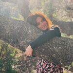 Laëtitia Milot Instagram – Moment de tendresse envers la nature ! 🌳🤗