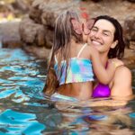 Laëtitia Milot Instagram – La petite virée de lundi dernier était… dans les calanques, où je me suis régalée avec ma chérie ! ❤️

📷 1/ Moment de complicité mère-fille ! Photo prise par un gentil nageur. 🙏
📷 2,3,4,5/ Direction artistique et photos by Lyana ! 😂💦

#cassis #calanques #baignade