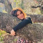 Laëtitia Milot Instagram – Moment de tendresse envers la nature ! 🌳🤗