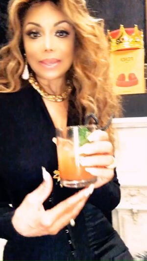 La Toya Jackson Instagram - Having fun @djkhaled house! What a great guy and a lovely and #beautiful family!💖
#ciroc #instagood #life #fun #smiles #photooftheday #music #love #DJKhaled #latoyajackson #thejacksons #tbt #grateful  #instamood #drinks