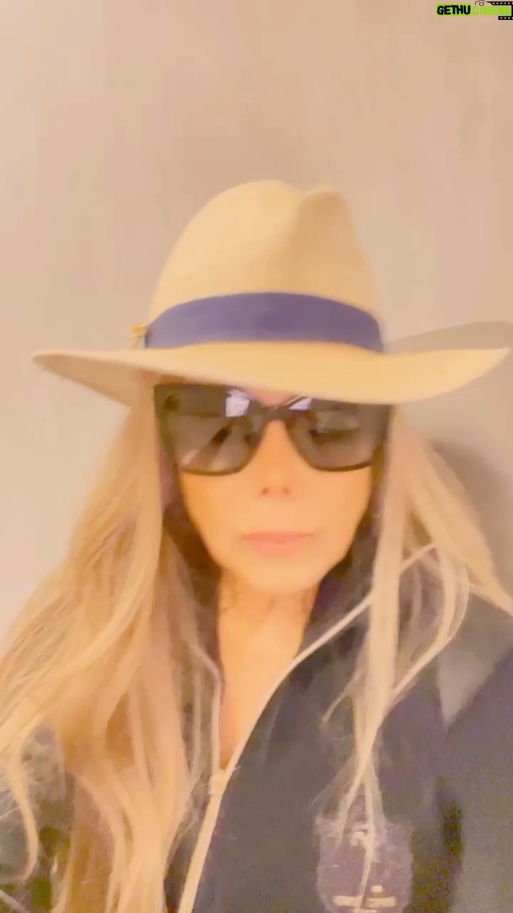 La Toya Jackson Instagram - When you’re at the doctors office on a Saturday waiting for your results. Enjoy your weekend and life guys! #SaturdayFeeling #mood #life #live #love #SaturdayMood #thejacksons #latoyajackson