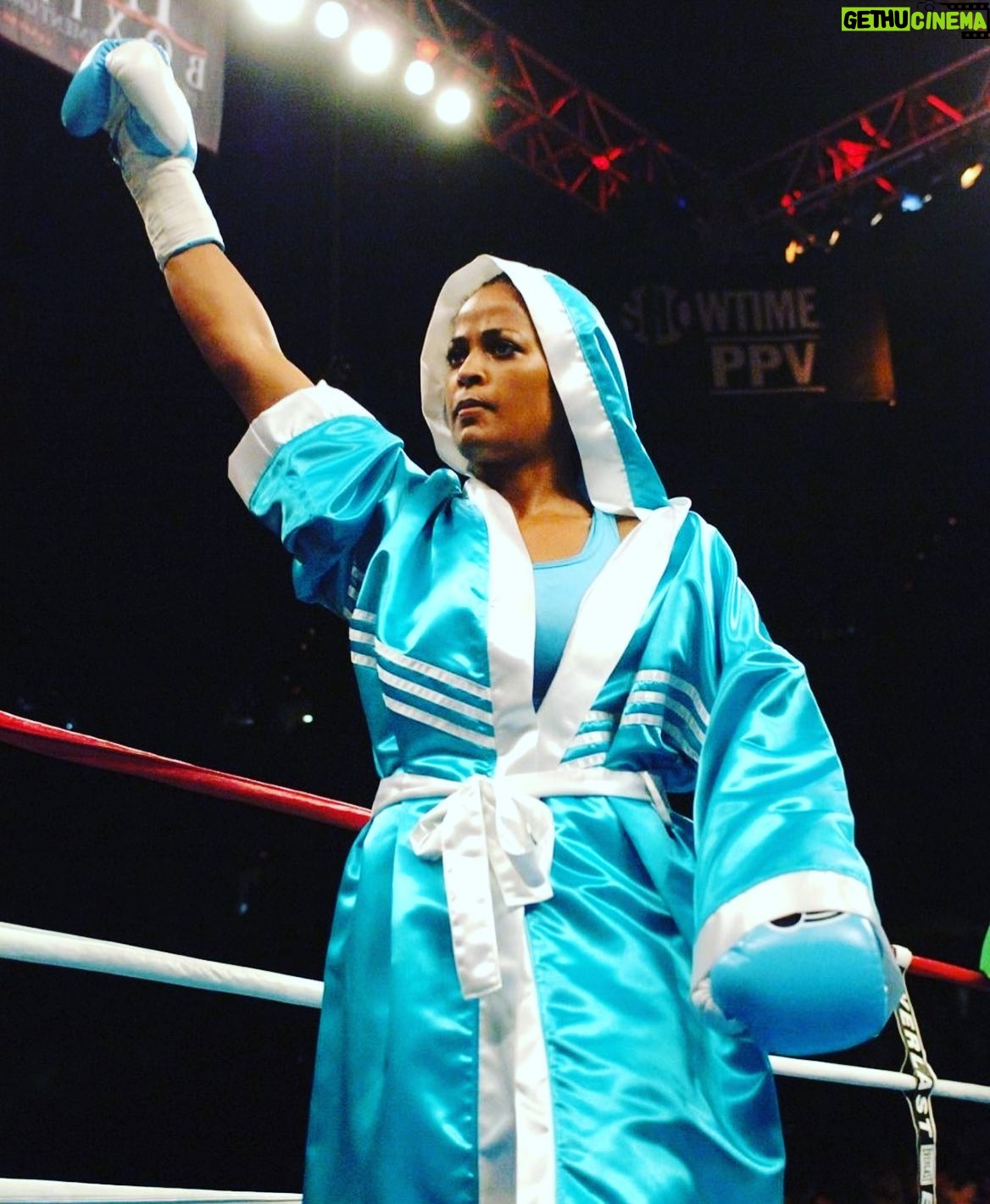 Laila Ali Instagram - 🥊✨Sending you winning vibes for a productive week! Don’t let anything (or yourself) stand in your way of being productive and making the moves you need to make. Let’s go! ✨LailaAli.com