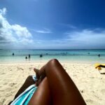 Laila Ali Instagram - 🏝☀️I’m lovin’ this tan! Had some much needed rest & relaxation at @atlantisbahamas with the fam! From the Rapid River to the beautiful pristine beaches, my kids had a blast. The view from my room was a dreamy. Big thanks to the staff at @thecoveatlantis for the hospitality (I appreciate you letting me take a photo with y’all)…and Congrats on 50 years of Independence! #vacation #bahamas