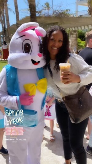 Laila Ali Instagram - 🏝️Spring Break in Bermuda~We enjoyed staying at @PrincessBermuda. Indulged in tasty meals at the hotel eateries and coffee shop. The fresh caught  fish was sooo appreciated. Especially enjoyed dining on the spectacularly clear water at 1609 @happeningsattheprincess Fun to see the Bermuda Gombey performance and the Easter Bunny as we walked through the lobby… and all the shops! 
#HamiltonPrincess #LailaAliLifestyle