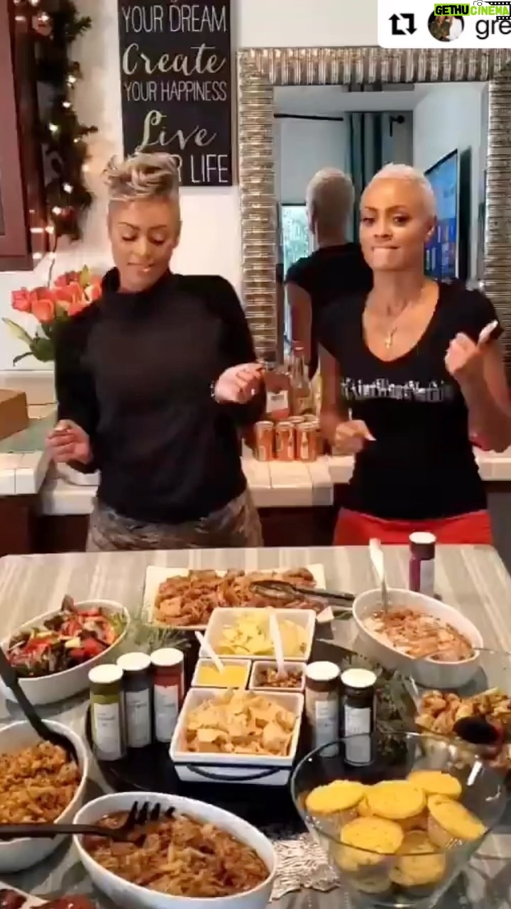Laila Ali Instagram - Tag #LailaAliSpiceBlends in your holiday cooking posts! 😍🤣This video never gets old to me! Thanks for the love @wwwdesireegreen @itseringreen @greentwins ❤️