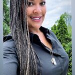 Laila Ali Instagram - 🌟As we start a fresh week, sending you positive vibes! Take accountability for the outcome of your decisions that have unfolded into your “life” as it is. If you want to make a change, focus on what YOU have control over and ask the creator for clarity, guidance and strength. Then get to work! ❤️ @kiagotbraidz_studio I love my braids & my highlights. Thank you!