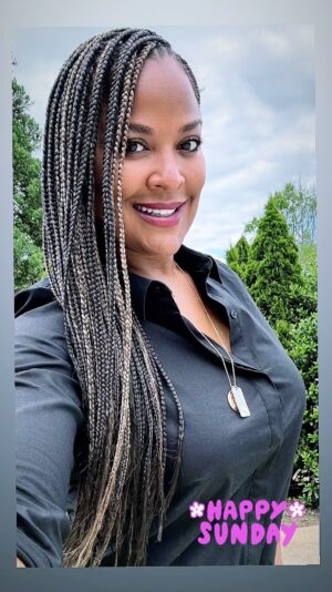 Laila Ali Instagram - 🌟As we start a fresh week, sending you positive vibes! Take accountability for the outcome of your decisions that have unfolded into your “life” as it is. If you want to make a change, focus on what YOU have control over and ask the creator for clarity,  guidance and strength. Then get to work! ❤️

@kiagotbraidz_studio I love my braids & my highlights. Thank you!