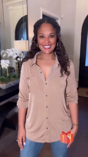 Laila Ali Instagram - 🎁This weeks Holiday Giveaway has concluded~

🏆Congrats to the 3 winners of the Bundle of gifts from my @athomestores collection and #LailaAliSpiceBlends:

@JalilaJArt
@GirlFriendsConnected
@ MalaysiahHarrell 

The winners will receive a DM soon! 

❤️Thanks to ALL who participated…I have something for you too! 

‼️Comment YES below to receive a link via DM for an exclusive offer!**While supplies last***, so hurry! YOU MUST BE FOLLOWING @thereallailaali TO USE THE CODE. 

🎁Stay tuned for my next Giveaway coming next week!