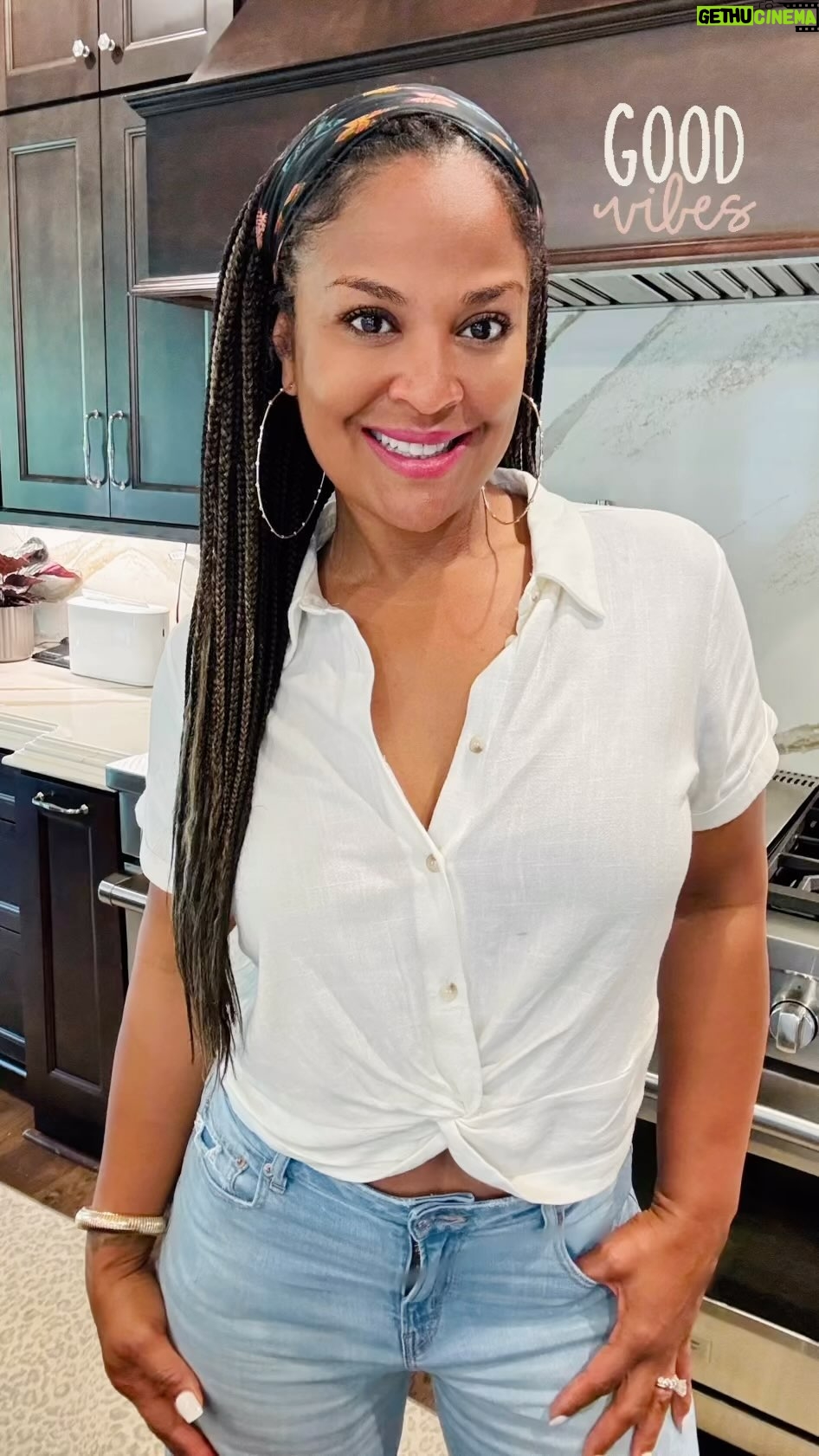 Laila Ali - 2.4K Likes - 🌟Happy Monday! Start this week knowing that it will be positive, productive and purposeful because you are in control of those 3 things for sure!! GET YO MIND RIGHT. Let’s go!🌟
#LailaAliLifestyle
